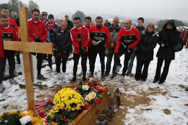 Biegacze zatrzymali się nad grobem kolegi w Parku Pamięci