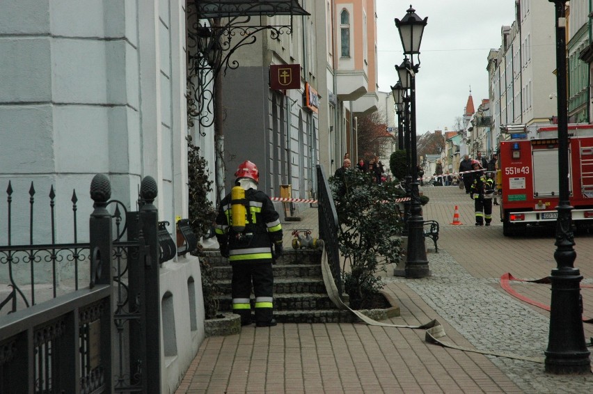 Ćwiczenia straży w centrum miasta: palił się hotel