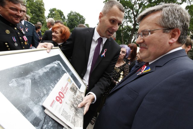 Prezes Dziennika Zachodniego Zenon Nowak wręczył prezydentowi zdjęcie Arka Goli i specjalny dodatek DZ