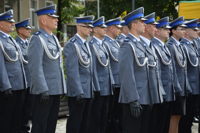 W piątek, 18 lipca, w południe na Placu Bohaterów odbyły się uroczyste obchody Święta Policji. Była to okazja do wręczenia awansów, odznaczeń i nagród. Święto Policji to czas podziękowań wszystkim funkcjonariuszom za ich ciężką i odpowiedzialną służbę, za narażanie własnego życia czy zdrowia dla ochrony życia i zdrowia innych. W Komendzie Miejskiej Policji w Zielonej Górze zatrudnionych jest ponad 440 policjantów. Podczas uroczystości awanse otrzymało 120 funkcjonariuszy, a 10 przyznano odznaczenia resortowe.

