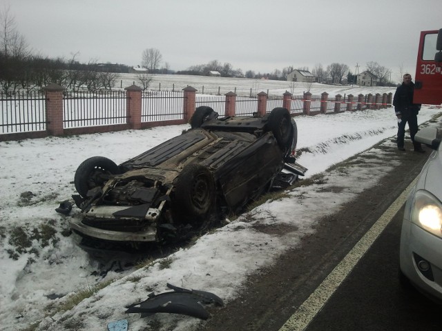 Wypadek w Chojeńcu: Zderzenie dwóch samochodów, dwie osoby ranne