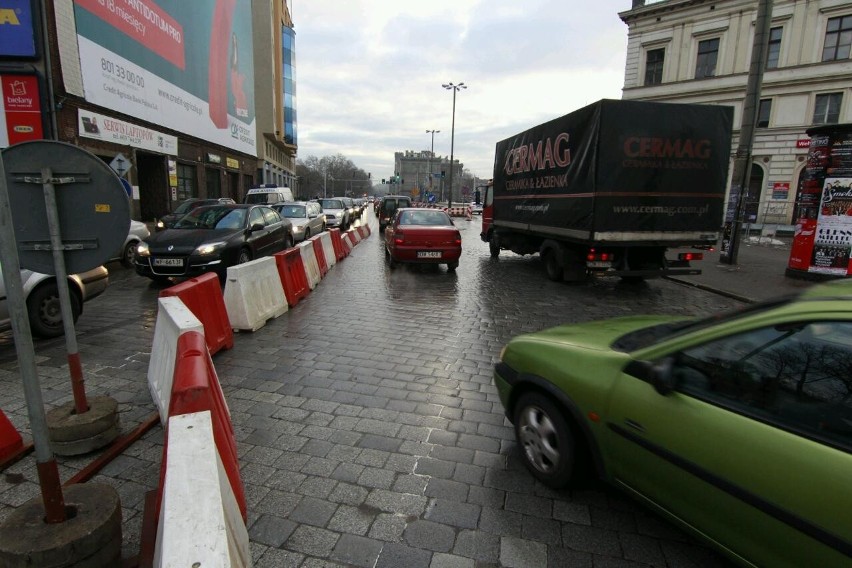 Remont pl. Orląt Lwowskich: Wciąż problemy z objazdem, sypią się mandaty (ZDJĘCIA)