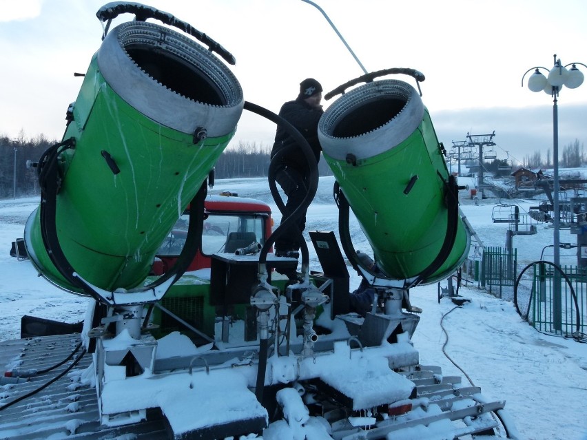 Góra Kamieńsk zostanie otwarta dla narciarzy już 26 stycznia. Trwa naśnieżanie stoku