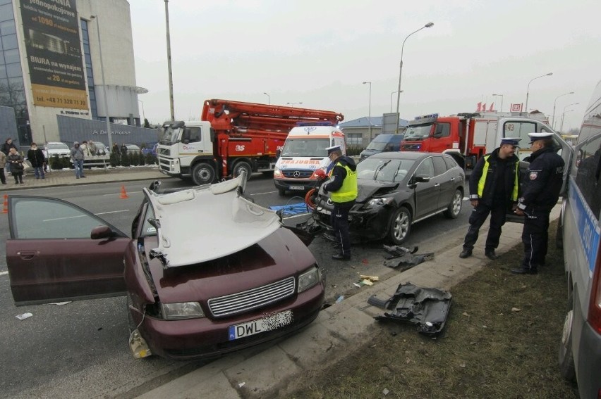 Wrocław: Tragiczny wypadek na al. Sobieskiego. Jedna osoba zginęła, 5 rannych (ZDJĘCIA)