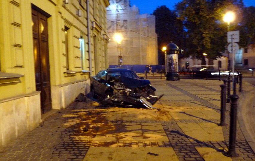 Pijany kierowca wjechał w budynek Teatru Osterwy w Lublinie (ZDJĘCIA)