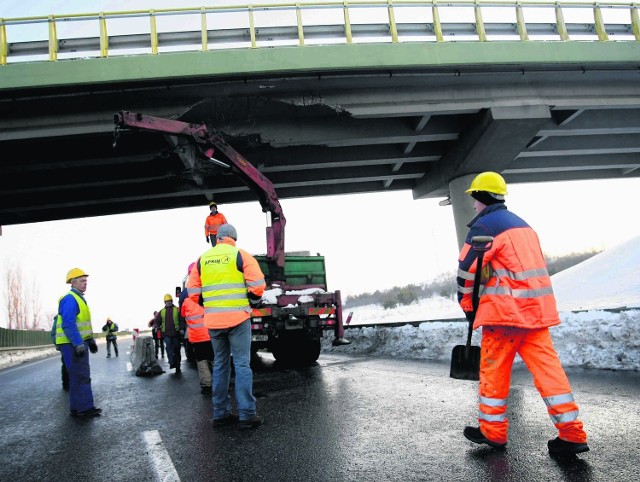 Kierowcy tirów oszczędzają czas i pieniądze, czego efektem jest zniszczony wiadukt w Gdańsku