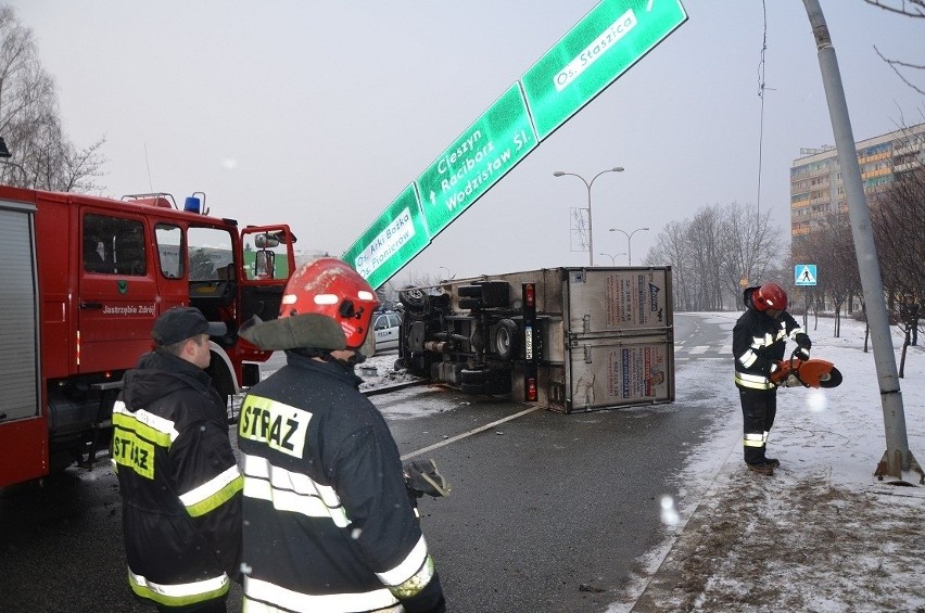 Jastrzębie-Zdrój: Wypadek ciężarówki na Piłsudskiego [ZDJĘCIA]