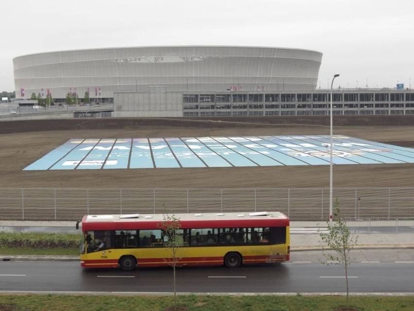 Na czas mistrzostw Europy dziurę obok stadionu zasłonięto, a...