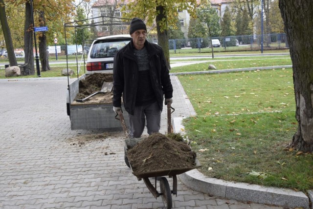 Łukasz Konopacki, wolontariusz zajmujący się między innymi porządkowaniem cmentarzy wojennych, w poniedziałek rozpoczął pracę przy porządkowaniu mogiły ludzkich szczątków, znalezionych podczas prac archeologicznych na terenie dzisiejszego skweru Popiełuszki. Mogiła znajduje się na terenie zabytkowego cmentarza przy kościele św. Stanisława.