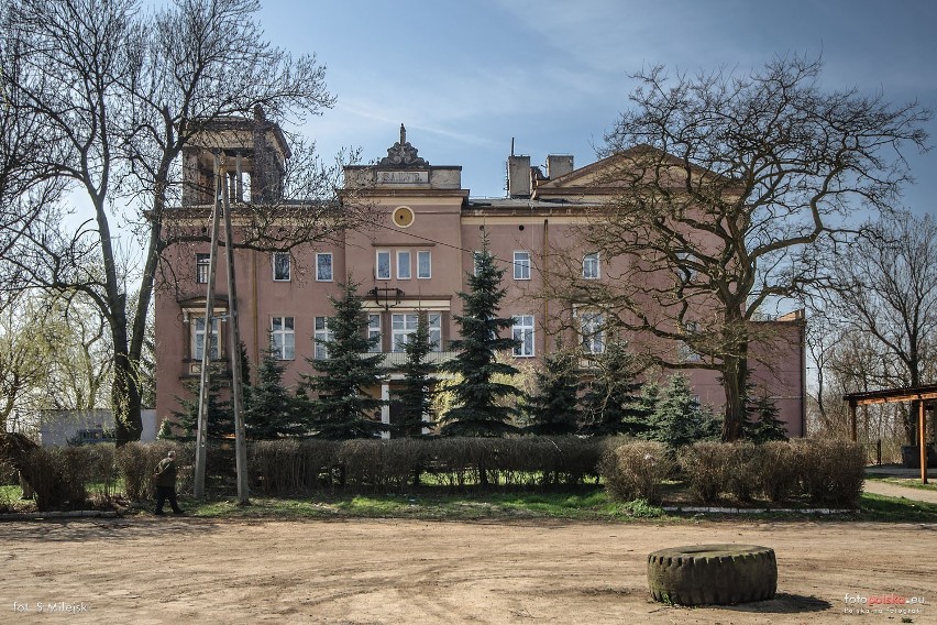 Zabytkowy pałac w Jakuszowie. Piękny budynek jest tuż pod Legnicą [HISTORIA, ZDJĘCIA]