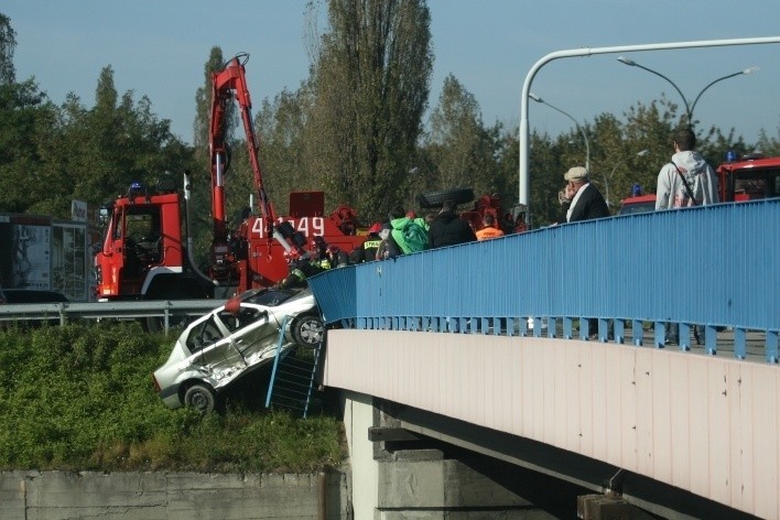 W Sosnowcu auto zawisło nad wiaduktem ZDJĘCIA
