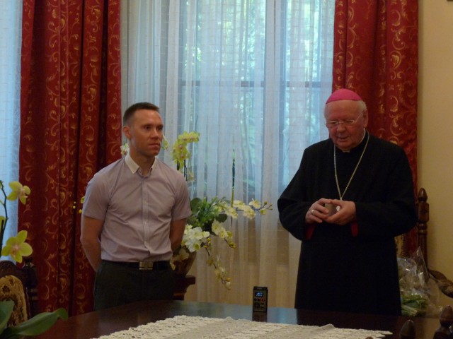 Przed pielgrzymką biegowa strażnicy miejscy spotkali się z arcybiskupem Władysławem Ziółkiem.
