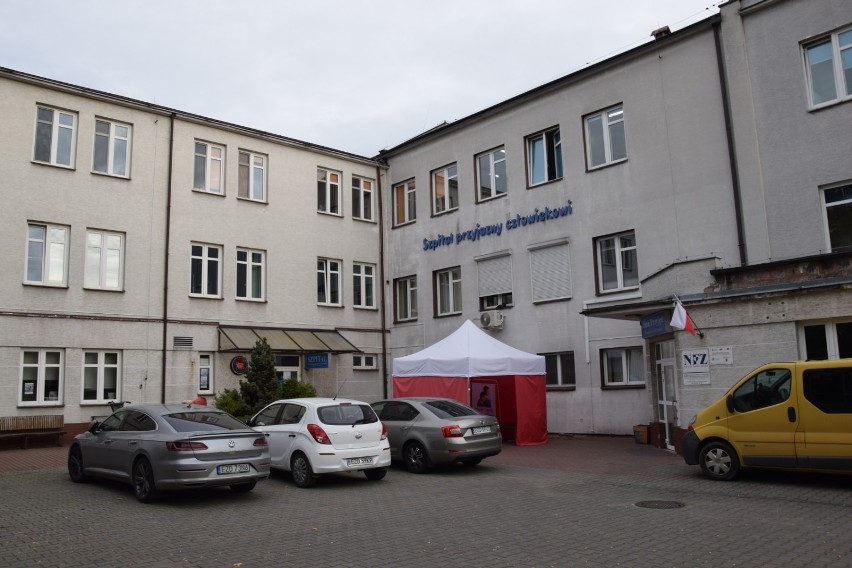Szpital zakaźny w Zduńskiej Woli ma pierwszych pacjentów....
