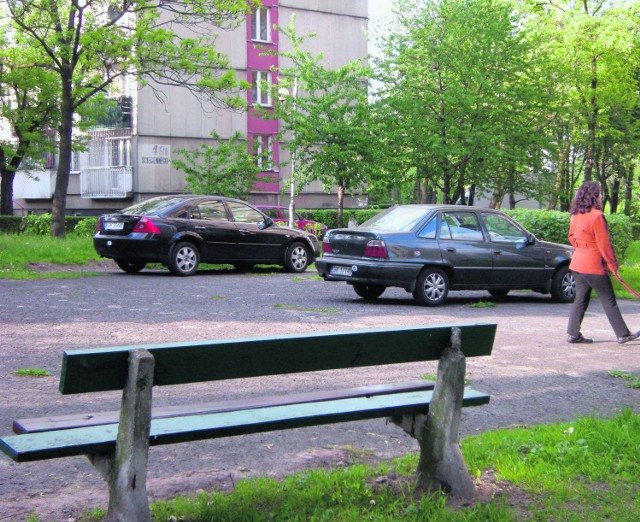 Kto usiądzie teraz na ławce stojącej na parkingu?