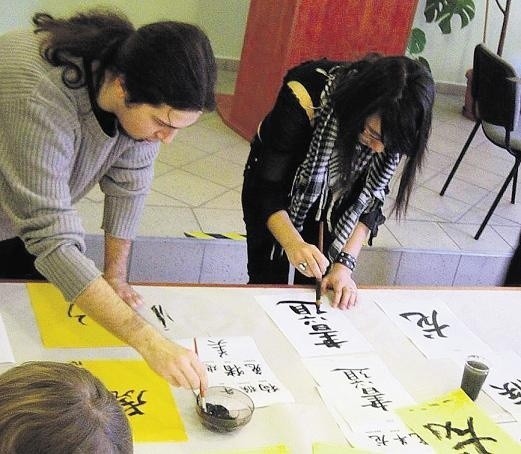 Uczestnicy zajęć uczyli się kaligrafii w języku japońskim