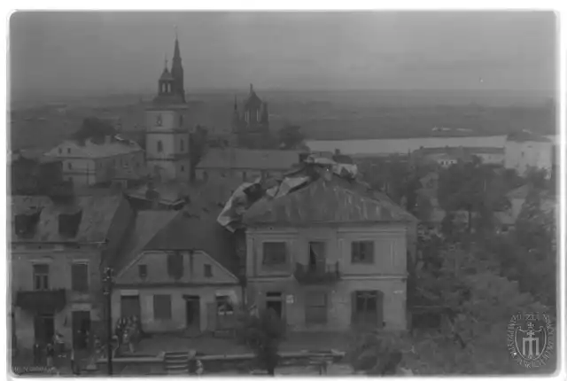 Sandomierz, kamienica z zerwanym dachem. W tle Bazylika Katedralna Narodzenia Najświętszej Maryi Panny, 1932/1938.