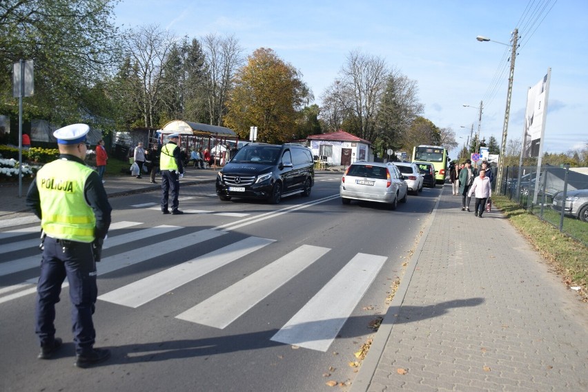 Na przełomie października i listopada groby na cmentarzu...