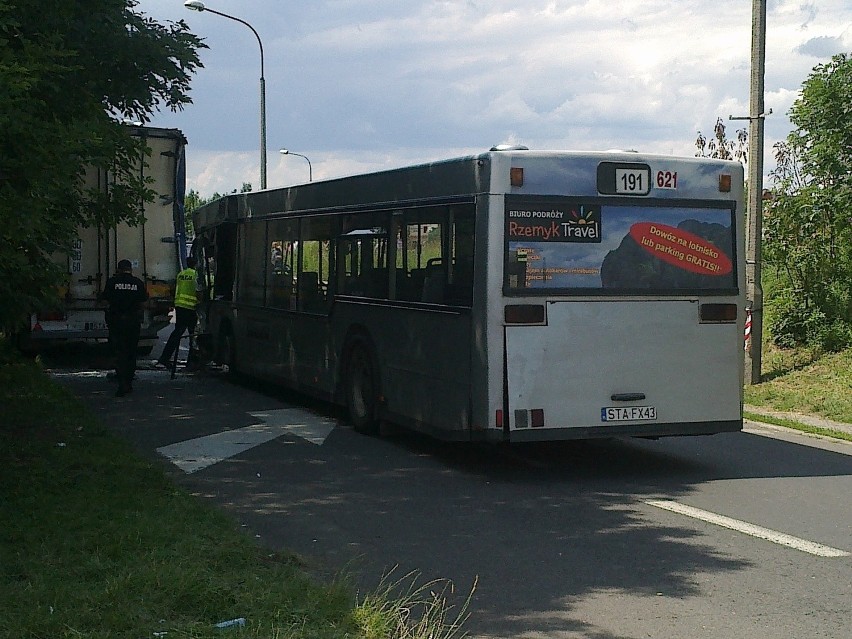 Wypadek autobusu w Tarnowskich Górach. 19 osób rannych [ZDJĘCIA]