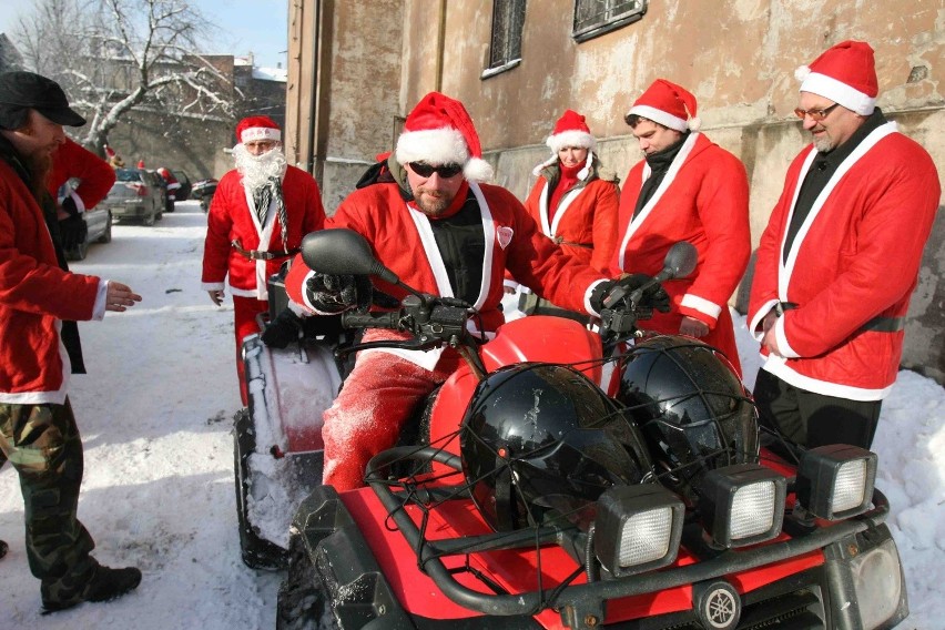 Zamiast saniami, zmotoryzowani mikołaje wozili odwiedzane...