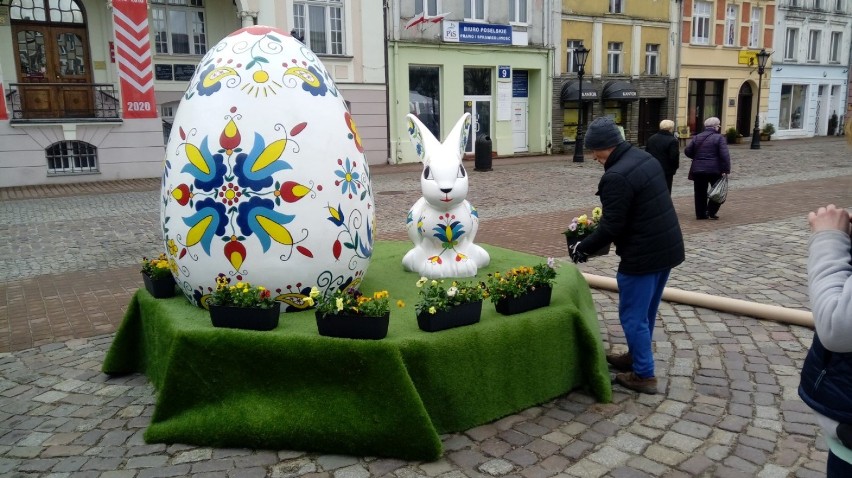Wielkanocna pisanka już zdobi rynek w Wejherowie [ZDJĘCIA]