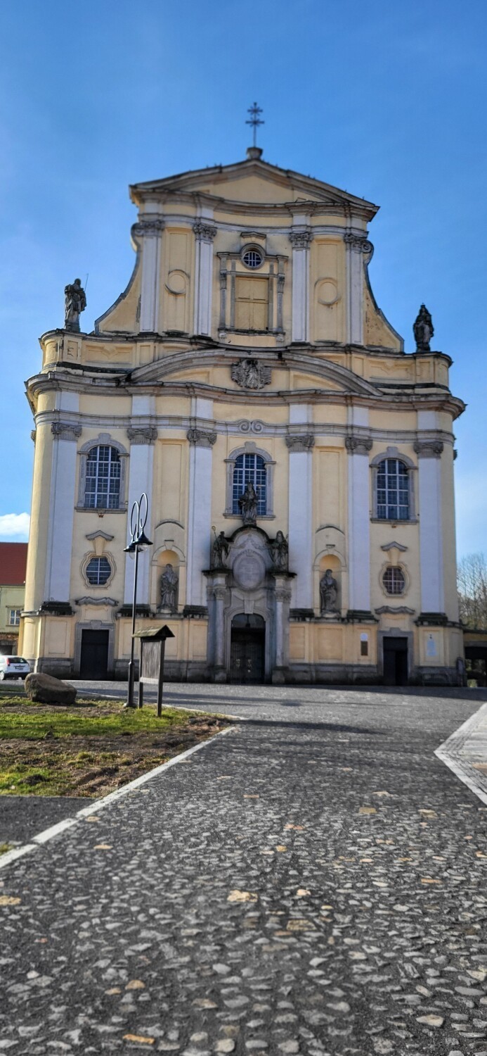 Kościół Wniebowzięcia NMP i św. Maternusa w Lubomierzu jest...