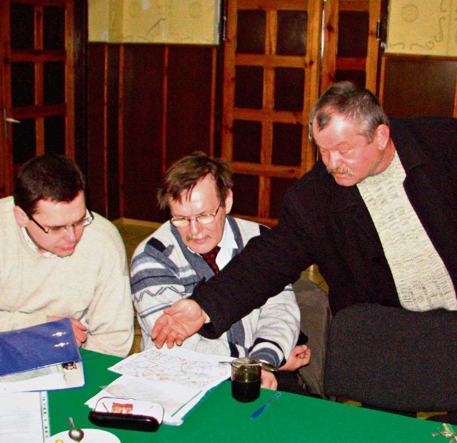 Przedstawiciele TP SA (z lewej) podczas spotkania z sołtysami gminy Niegowa