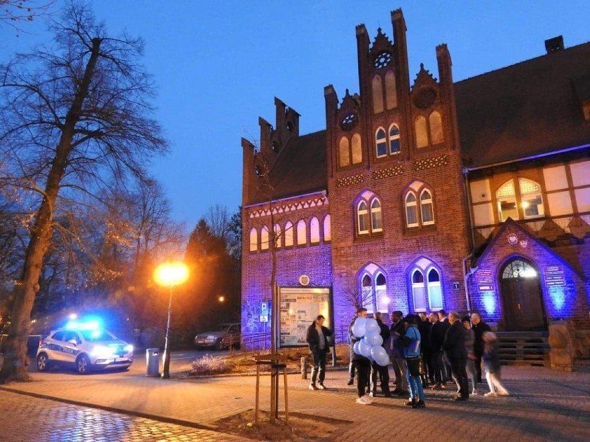 Budynek grodziskiego starostwa podświetlono na niebiesko w ramach obchodów Światowego Dnia Autyzmu [ZDJĘCIA] 