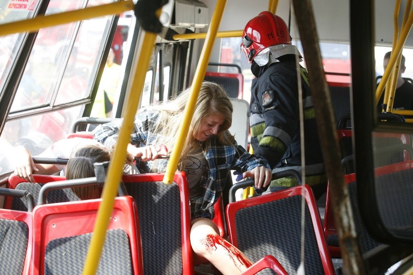 Wypadek pociągu i autobusu - symulacja w Sosnowcu