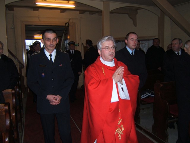 Ks. Tadeusz Pietrzak odprawia ostatnią przed remontem mszę w kościele św. Floriana - patrona strażaków