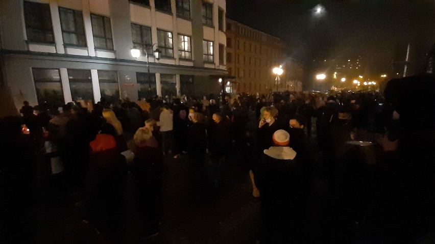 Protest kobiet w Bielsku-Białej ZDJĘCIA. Wara od naszych praw! - skandowało kilka tysięcy osób przed kurią diecezjalną