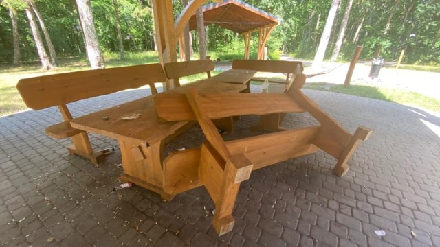 Dewastacja ławek i stołów w Parku Nadmorskim w Darłówku Zachodnim