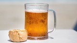 Takie są skutki picia piwa jesienią. Czy jedno dziennie szkodzi? Oto zalecenia ekspertów!