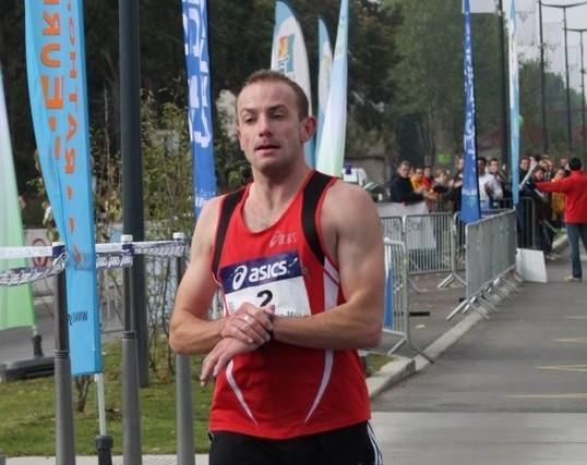 Bartosz Mazerski zdecydowanie wygrał bieg wokół Jeziora Narie