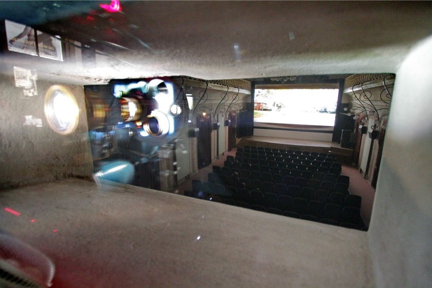 Sala widziana z pomieszczenia z projektorem