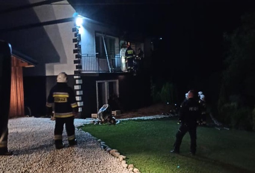Pożar domu w Jodłówce Tuchowskiej. Domownicy w porę zauważyli ogień i wezwali straż 