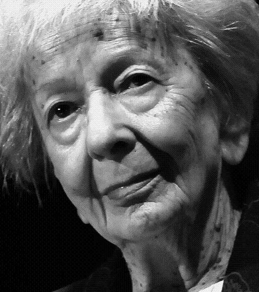 Wisława Szymborska zmarła 1.02.2012"Umrzeć - tego nie robi się kotu". Laureatka Nobla w dziedzinie literatury, wybitna poetka, eseistka, krytyk literacki, tłumaczka oraz felietonistka, urodziła się 2.07.1923 w Bninie. Jej ojcem był Wincent Szymborski, zarządca dóbr zakopiańskich hrabiego Zamoyskiego, a matką Anna Szymborska z domu Rottermund. Większa od talentu Szymborskiej, była chyba tylko skromność. Najważniejszą nagrodę literacką w życiu odebrała ze znanym sobie humorem i prostolinijnością. Nie chciała pozwolić zrobić z siebie "osobistości". Jej znajomi żartowali, że zniosła to jednak z godnością. Niemal przez całe życie pisarka związana była z Krakowem. Od 1945 roku brała udział w tamtejszym życiu literackim. Należała do grupy literackiej "Inaczej". Podjęła studia polonistyczne na Uniwersytecie Jagiellońskim. Studiowała też socjologię. W 1948 roku wyszła za mąż za poetę Adama Włodka, z którym rozwiodła się w 1954 roku. Od 1969 roku była związana z pisarzem Kornelem Filipowiczem. Nigdy jednak nie wzięli ślubu, ani nawet razem nie zamieszkali.