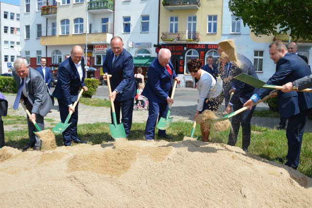 W 2016 r. na rozpoczęcie inwestycji urzędnicy wraz z przedstawicielami Energopolu demonstracyjnie wbili łopaty. Wszyscy się cieszyli, że wały w końcu zostaną wzmocnione.