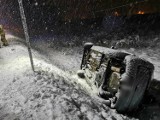 Opady śniegu i silny wiatr. Coraz trudniejsze warunki na krakowskich i małopolskich drogach 
