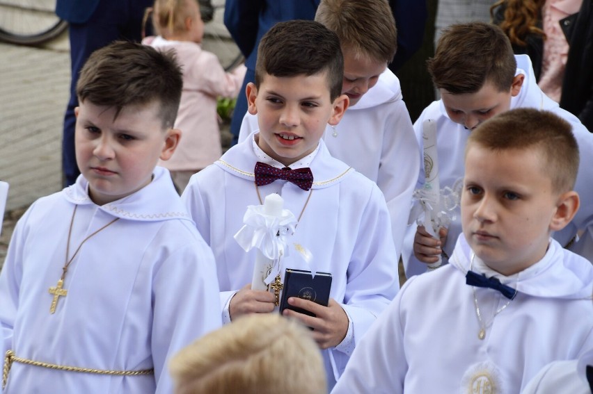 Komunia Rawicz 2021. Do sakramentu przystępują również dzieci z parafii pw. Andrzeja Boboli w Rawiczu [ZDJĘCIA]