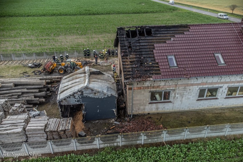 10 jednostek straży przez ponad 6 godzin walczyło z pożarem zakładu stolarskiego [ZDJĘCIA]