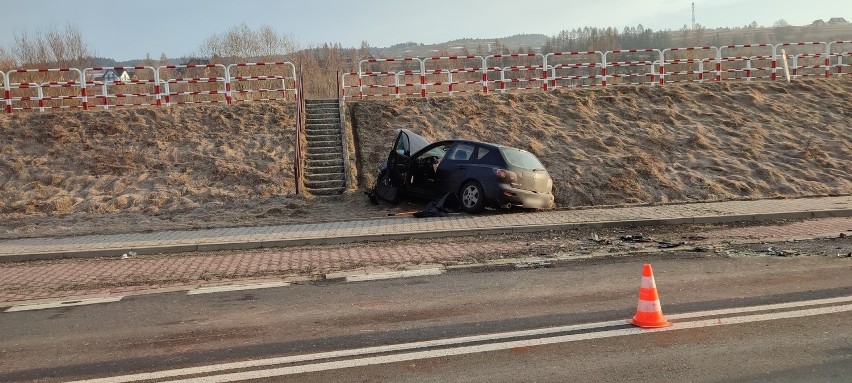 Wypadek w Dębnie Podhalańskim. Zderzyły się dwie osobówki. Dwie osoby trafiły do szpitala 