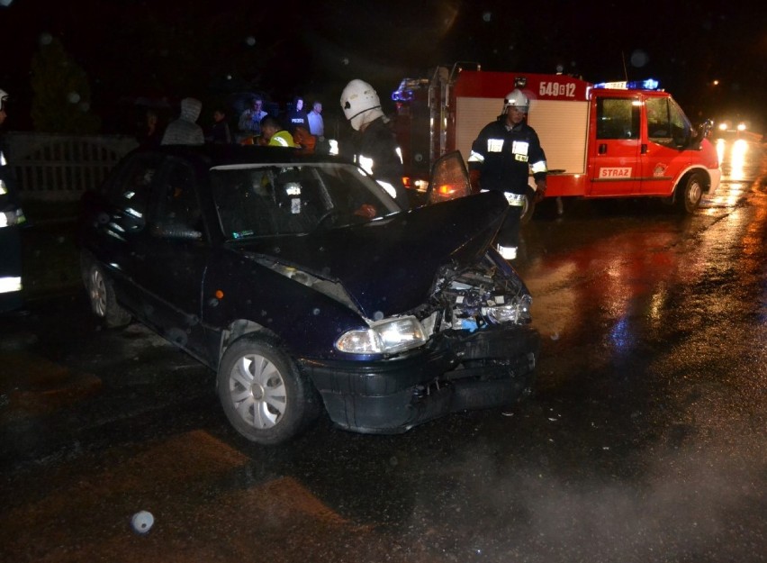 Turze, gm. Tczew: zderzyły się bmw i opel. Dwie osoby trafiły do szpitala. ZOBACZ ZDJĘCIA