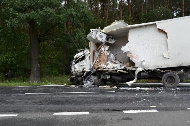 Tak wyglądał jeden z tirów po zderzeniu.