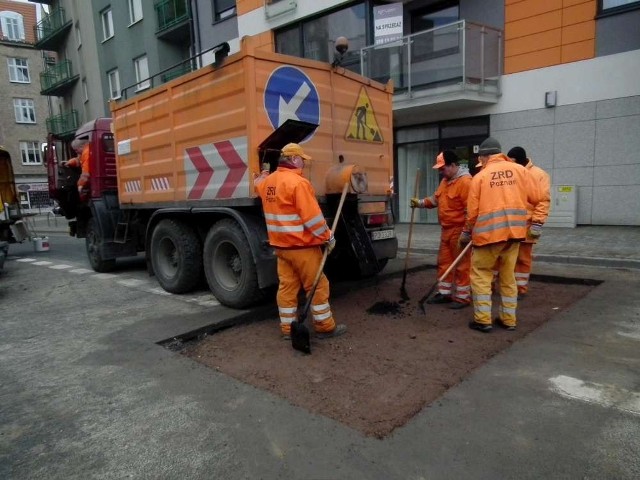 Drogowcy łatają metodą tradycyjną, która jest bardziej skuteczna