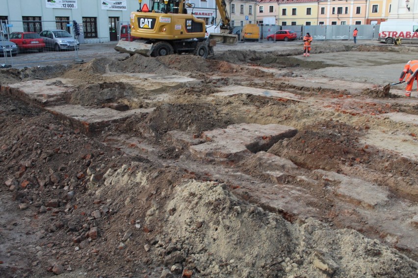 Zabytkowe fragmenty klasztoru Franciszkanów odkryte na Placu Wolności w Zamościu. Zobacz zdjęcia