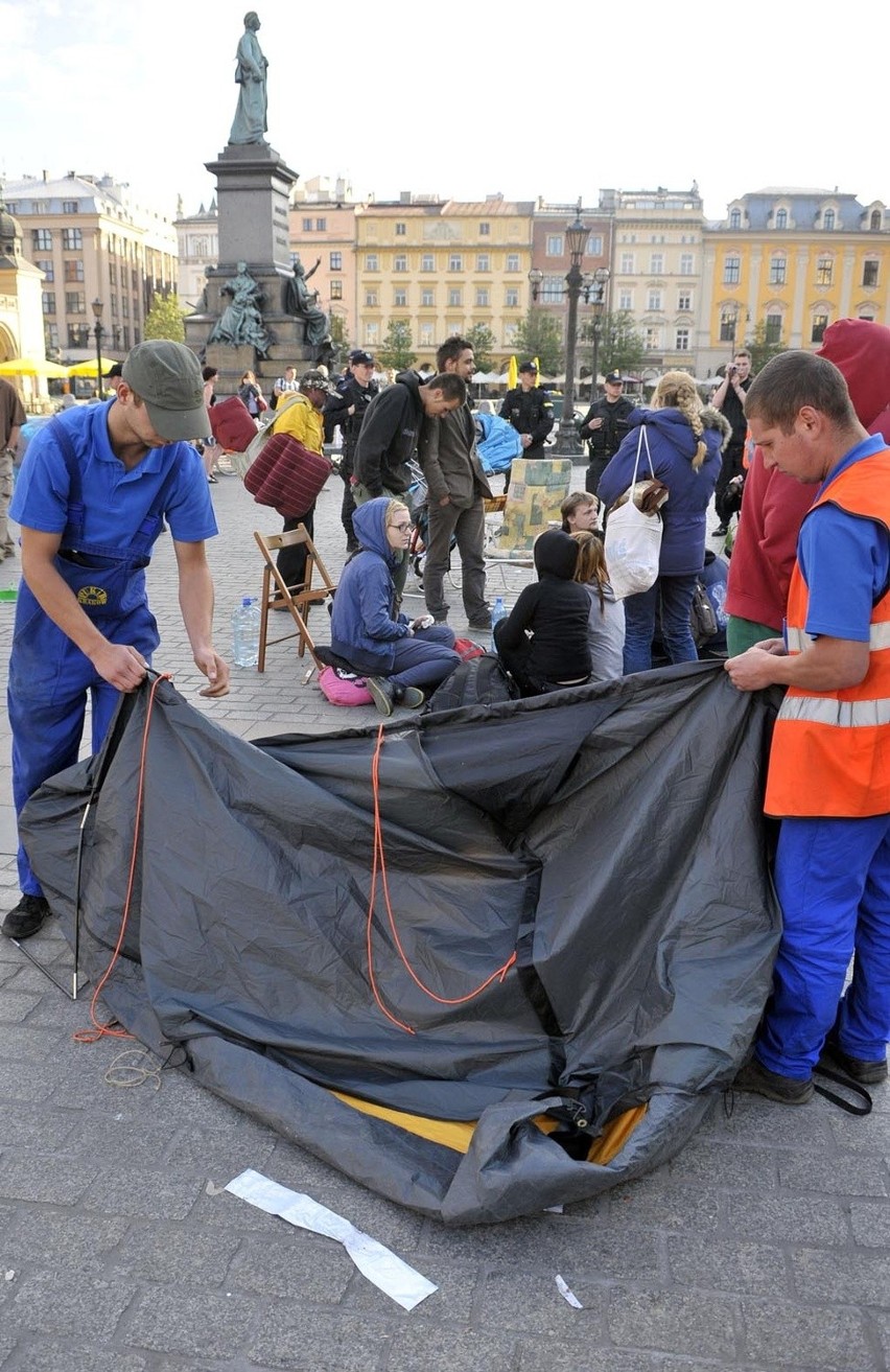 Policja usunęła protestujących z Rynku [ZDJĘCIA]