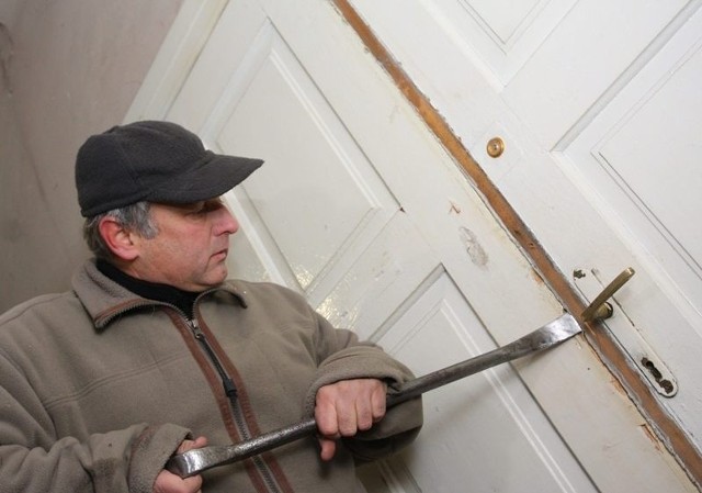Do mieszkania niechcianego lokatora Grzegorz Sowa dostał się z pomocą łomu