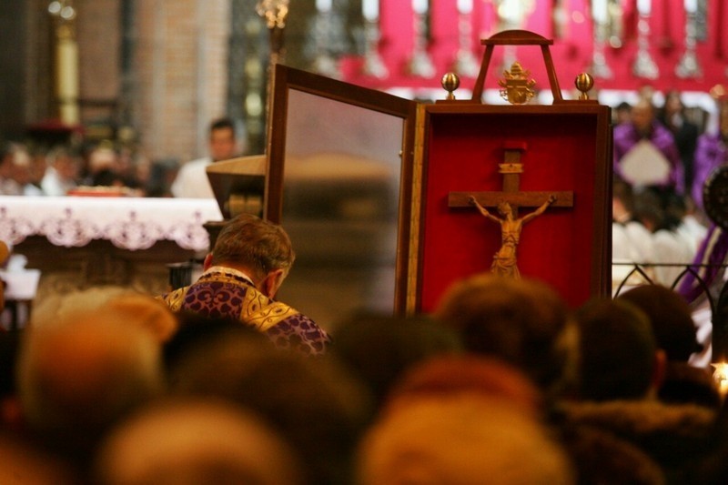 Krzyż Jana Pawła II już we Wrocławiu. Od mszy w Katedrze rozpocznie wędrówkę po parafiach