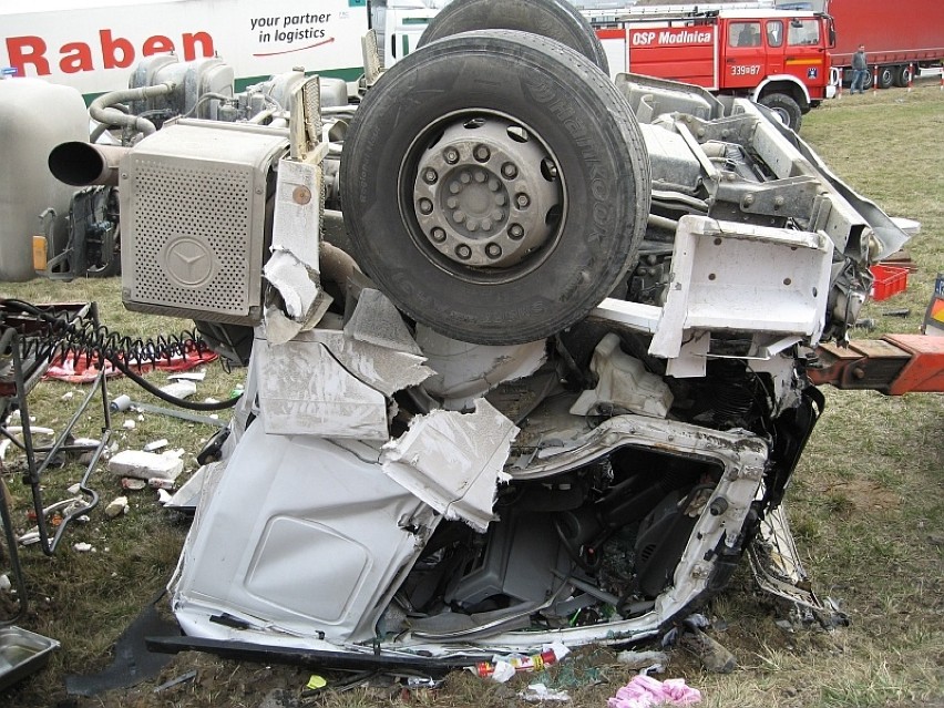 Poważny wypadek ciężarówki, kabina przygniotła kierowcę [ZDJĘCIA]
