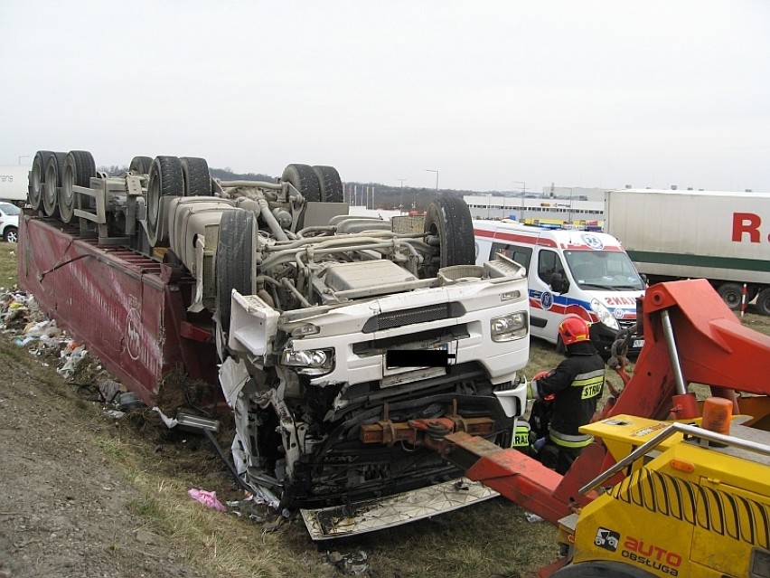 Poważny wypadek ciężarówki, kabina przygniotła kierowcę [ZDJĘCIA]